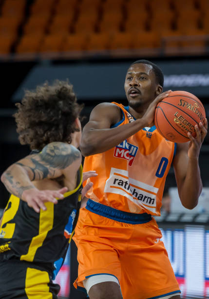 坐镇主场迎 坐镇主场迎